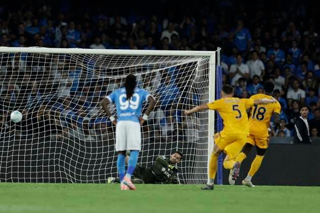 Pisa™s M Bala Nzola scores against napoli on penalty kick during the Serie A soccer match between Napoli and Pisa at the Diego Armando Maradona Stadium in Naples, southern italy - Monday , September 22 , 2025. - Soccer .  Copyright: xAlessandroxGarofalo LaPressex