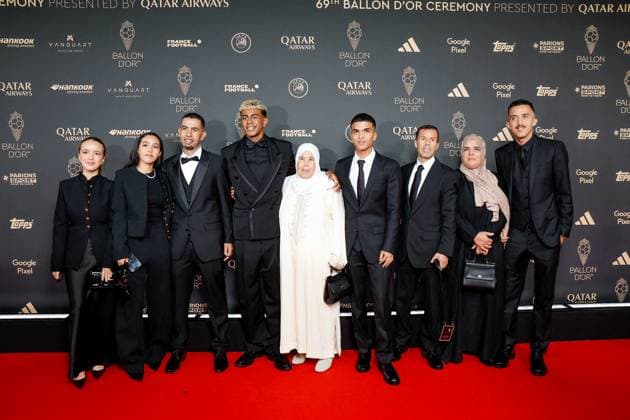 Lamine Yamal avec sa famille, sa grand-mère et son père au photocall de la 69ème cérémonie du Ballon D Or 2025 au théâtre du Châtelet à Paris, France, le 22 septembre 2025. Cyril Moreau Bestimage Celebs attend the 69th Ballon D Or Photocall at theatre du Chatelet in Paris, France on September 22, 2025. inconnu  Copyright: xCYRILxMOREAUx xBESTIMAGExCYRILxMOREAUx xBESTIMAGEx
