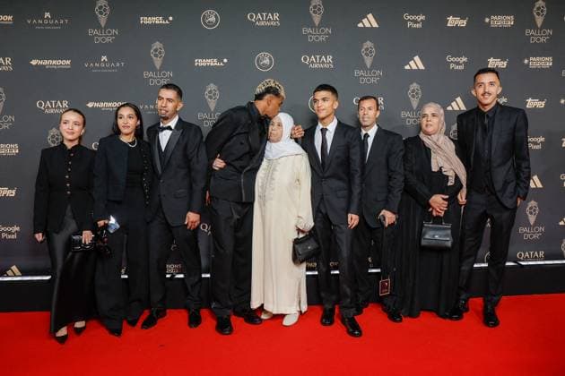 Lamine Yamal avec sa famille, sa grand-mère et son père au photocall de la 69ème cérémonie du Ballon D Or 2025 au théâtre du Châtelet à Paris, France, le 22 septembre 2025. Cyril Moreau Bestimage Celebs attend the 69th Ballon D Or Photocall at theatre du Chatelet in Paris, France on September 22, 2025.  Copyright: xCYRILxMOREAUx xBESTIMAGExCYRILxMOREAUx xBESTIMAGEx