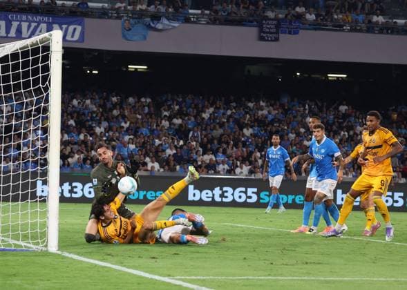 September 22, 2025, Napoli, Campania, ITALIA: During the 2025 26 Italian Serie A football match between SSC Napoli and Pisa on September 22, 2025, at the Diego Armando Maradona Stadium in Naples...Pictured: Alex Meret of SSC Napoli Napoli ITALIA - ZUMAs236 20250922_aap_s236_075 Copyright: xFabioxSassox