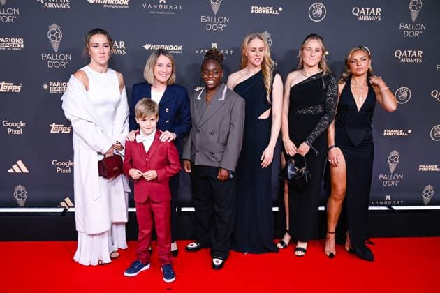 FOOTBALL : Ballon d Or 2025 - Paris - 22 09 2025 Lucy Bronze, Sonia Bompastor, a guest, Hannah Hampton, Wieke Kaptein and a guest attend the Ballon d Or Ceremony at Theatre du Chatelet on September 22, 2025 in Paris, France ( Photo by Federico Pestellini PSNewz ) ParisFrance  Copyright: xFedericoxPestellinix