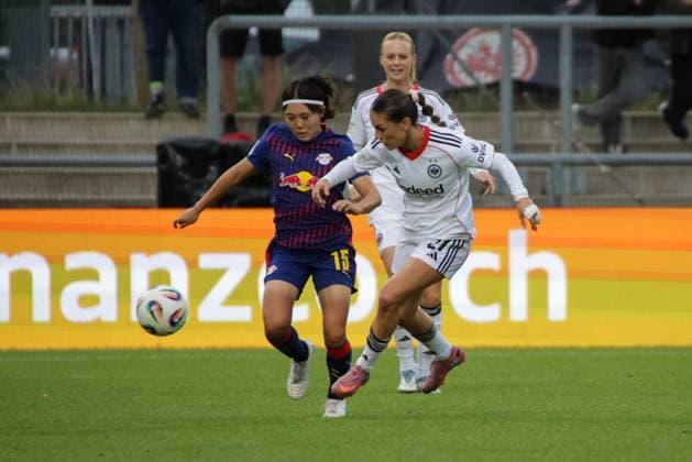 22 09 2025, xgrfx, Soccer Google Pixel Women Bundesliga, Eintracht Frankfurt RB Leipzig v l Mai Kadowaki RB Leipzig , Ereleta Memeti Eintracht Frankfurt DFL DFB REGULATIONS PROHIBIT ANY USE OF PHOTOGRAPHS as IMAGE SEQUENCES and or QUASI VIDEO Frankfurt am Main