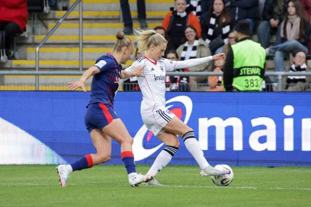 22 09 2025, xgrfx, Soccer Google Pixel Women Bundesliga, Eintracht Frankfurt RB Leipzig v l Julia Landenberger RB Leipzig , Rebecka Blomqvist Eintracht Frankfurt DFL DFB REGULATIONS PROHIBIT ANY USE OF PHOTOGRAPHS as IMAGE SEQUENCES and or QUASI VIDEO Frankfurt am Main