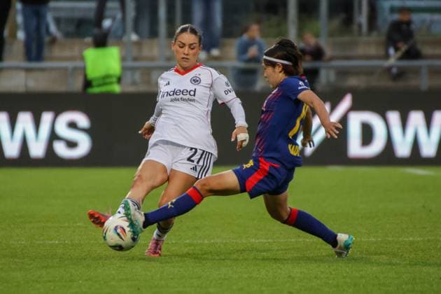 22 09 2025, xgrfx, Soccer Google Pixel Women Bundesliga, Eintracht Frankfurt RB Leipzig v l Ereleta Memeti Eintracht Frankfurt , Mai Kadowaki RB Leipzig DFL DFB REGULATIONS PROHIBIT ANY USE OF PHOTOGRAPHS as IMAGE SEQUENCES and or QUASI VIDEO Frankfurt am Main