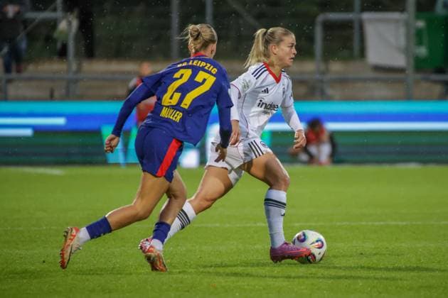 22 09 2025, xgrfx, Fußball Google Pixel Frauen Bundesliga, Eintracht Frankfurt RB Leipzig v l Marlene Müller RB Leipzig , Nadine Riesen Eintracht Frankfurt DFL DFB REGULATIONS PROHIBIT ANY USE OF PHOTOGRAPHS as IMAGE SEQUENCES and or QUASI VIDEO Frankfurt am Main