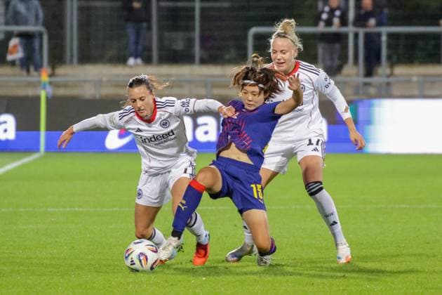 22 09 2025, xgrfx, Soccer Google Pixel Women Bundesliga, Eintracht Frankfurt RB Leipzig v l Hayley Raso Eintracht Frankfurt , Mai Kadowaki RB Leipzig DFL DFB REGULATIONS PROHIBIT ANY USE OF PHOTOGRAPHS as IMAGE SEQUENCES and or QUASI VIDEO Frankfurt am Main