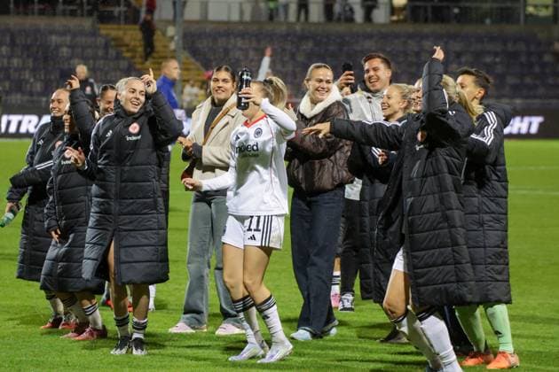 22 09 2025, xgrfx, Soccer Google Pixel Women Bundesliga, Eintracht Frankfurt RB Leipzig v l The team celebrates the home win against RB Leipzig Eintracht Frankfurt DFL DFB REGULATIONS PROHIBIT ANY USE OF PHOTOGRAPHS as IMAGE SEQUENCES and or QUASI VIDEO Frankfurt am Main