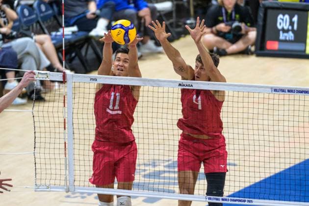 September 22, 2025, Pasay City, Manila, Philippines: USA vs Slovenia during the FIVB Mens Volleyball World Championship, WM, Weltmeisterschaft 2025 in Manila, Philippines. USA and Slovenia at 1 set all. USA lead in the 3rd set. USAs Micah CHRISTENSON and Jeffrey JENDRYK II at the net. Pasay City Philippines - ZUMAr144 20250922_zap_r144_029 Copyright: xJaynexRussellx