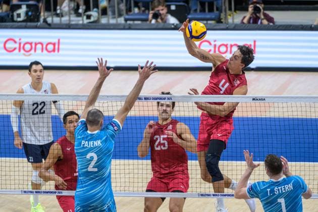 September 22, 2025, Pasay City, Manila, Philippines: USA vs Slovenia during the FIVB Mens Volleyball World Championship, WM, Weltmeisterschaft 2025 in Manila, Philippines. USA and Slovenia at 1 set all. USA lead in the 3rd set. USAs Jeffrey JENDRYK II hits over the net Pasay City Philippines - ZUMAr144 20250922_zap_r144_031 Copyright: xJaynexRussellx
