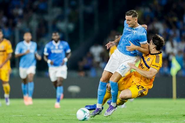 Italy: Serie a football match SSC Napoli vs Pisa Napoli s Italian forward Lorenzo Lucca challenges for the ball with Pisa™s Brazilian defender Mateus Lusuardi during the Serie A football match between SSC Napoli and Pisa at the Diego Armando Maradona Stadium in Naples, on September 22, 2025. _BPH9439 Copyright: xAntonioxBalascox