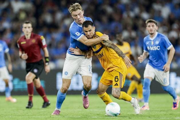 CALCIO - Serie A - SSC Napoli vs Pisa SC Napoli s Danish forward Rasmus Hojlund challenges for the ball with Pisa s Romanian midfielder Marius Marin during the Serie A football match between SSC Napoli and Pisa at the Diego Armando Maradona Stadium in Naples, on September 22, 2025. Naples Italy  Copyright: xIPAxSport ABACAx