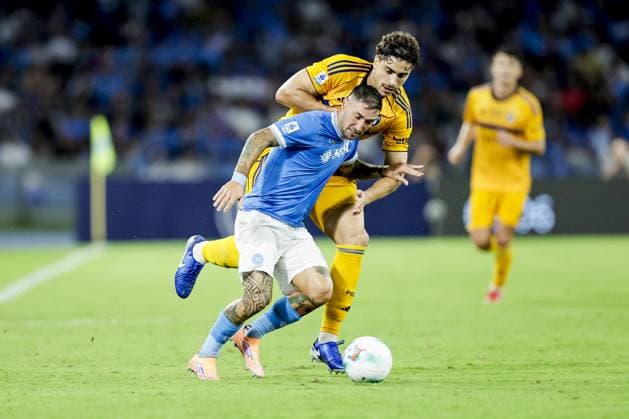 CALCIO - Serie A - SSC Napoli vs Pisa SC Napoli s Italian forward Matteo Politano challenges for the ball with Pisa s Brazilian defender Mateus Lusuardi during the Serie A football match between SSC Napoli and Pisa at the Diego Armando Maradona Stadium in Naples, on September 22, 2025. Naples Italy  Copyright: xIPAxSport ABACAx