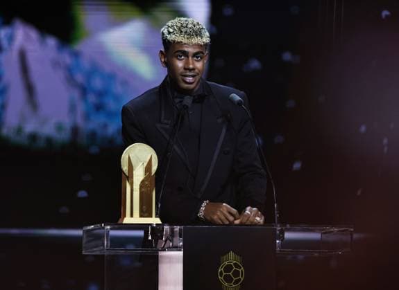 (250923) -- PARIS, Sept. 23, 2025 -- Barcelona s Spanish player Lamine Yamal speaks after receiving the Kopa Trophy for the best under-21 player during the 2025 Ballon d Or France Football award ceremony at the Theatre du Chatelet in Paris, France, on Sept. 22, 2025. ) (SP)FRANCE-PARIS-FOOTBALL-BALLON D OR CEREMONY GaoxJing 