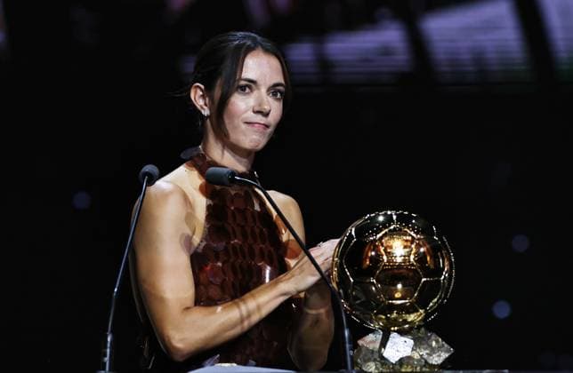 (250923) -- PARIS, Sept. 23, 2025 -- Barcelona s Spanish midfielder Aitana Bonmati receives the Woman Ballon d Or award during the 2025 Ballon d Or France Football award ceremony at the Theatre du Chatelet in Paris, France, on Sept. 22, 2025. ) (SP)FRANCE-PARIS-FOOTBALL-BALLON D OR CEREMONY GaoxJing 