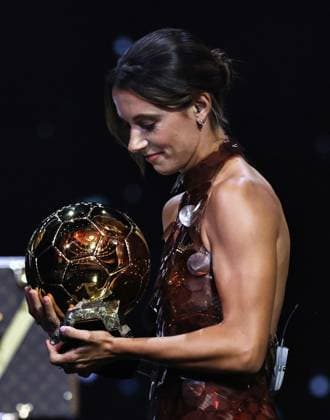 (250923) -- PARIS, Sept. 23, 2025 -- Barcelona s Spanish midfielder Aitana Bonmati receives the Woman Ballon d Or award during the 2025 Ballon d Or France Football award ceremony at the Theatre du Chatelet in Paris, France, on Sept. 22, 2025. ) (SP)FRANCE-PARIS-FOOTBALL-BALLON D OR CEREMONY GaoxJing 