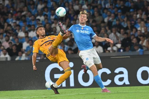 Stefano Moreo of Pisa SC 1990 competes for the ball with Rasmus Hojlund of SSC Napoli during the Seie A Enelive match between SSC Napoli vs Pisa FC 1909 at Diego Armndo Maradona Stadium  Copyright: xDaniloxGemito IPAxSportx xipa-agency.netx xx IPA_65550466 IPA_Agency_IPA65550466
