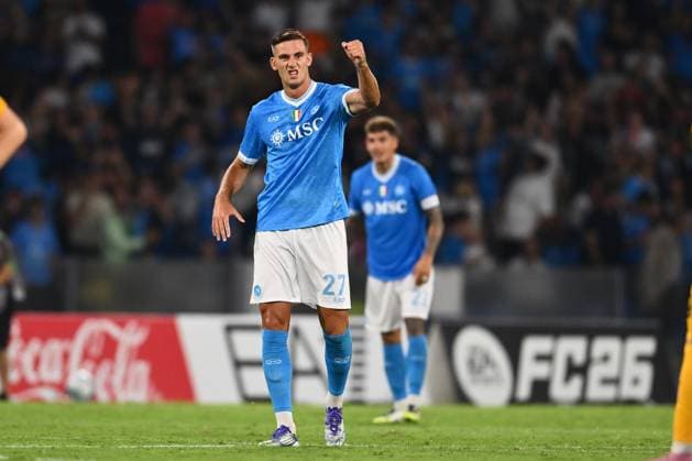 SSC Napoli v Pisa SC - Serie A Lorenzo Lucca of S.S.C. Napoli celebrates after scoring the goal to make it 3-1 during the 4th day of the Serie A Championship between S.S.C. Napoli and A.C. Pisa 1909 at the Diego Armando Maradona Stadium in Naples, Italy, on September 22, 2025. Naples Italy Italy  Copyright: xDomenicoxCippitellix originalFilename:cippitelli-sscnapol250922_npcwY.jpg