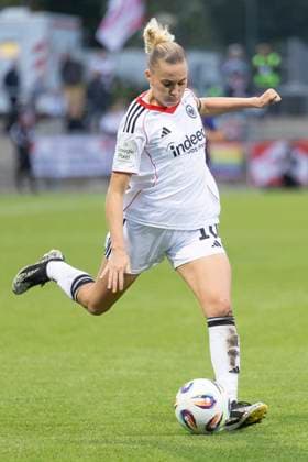 Google Pixel Womens Bundesliga Eintracht Frankfurt RB Leipzig, 22 09 2025 Laura Freigang Eintracht Frankfurt 10 on the ball, cropped portrait portrait, Eintracht Frankfurt RB Leipzig, Frankfurt, Stadion am Brentanobad, 22 9 2025 Copyright: xBEAUTIFULxSPORTS Gawlikx
