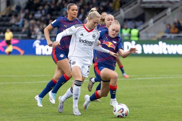Google Pixel Womens Bundesliga Eintracht Frankfurt RB Leipzig, 22 09 2025 Rebecka Blomqvist Eintracht Frankfurt 28 Victoria Krug RB Leipzig 20 in the fight for the ball, Eintracht Frankfurt RB Leipzig, Frankfurt, Stadion am Brentanobad, 22 9 2025 Copyright: xBEAUTIFULxSPORTS Gawlikx