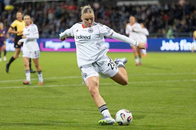 Google Pixel Womens Bundesliga Eintracht Frankfurt RB Leipzig, 22 09 2025 Jella Veit Eintracht Frankfurt 25 in a SChussbewegung, shoots the ball away, Eintracht Frankfurt RB Leipzig, Frankfurt, Stadion am Brentanobad, 22 9 2025 Copyright: xBEAUTIFULxSPORTS Gawlikx