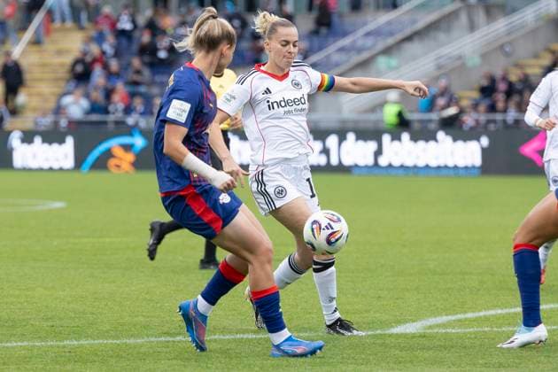 Google Pixel Womens Bundesliga Eintracht Frankfurt RB Leipzig, 22 09 2025 Laura Freigang Eintracht Frankfurt 10 Julia Landenberger RB Leipzig 21 in a duel for the ball, Eintracht Frankfurt RB Leipzig, Frankfurt, Stadion am Brentanobad, 22 9 2025 Copyright: xBEAUTIFULxSPORTS Gawlikx