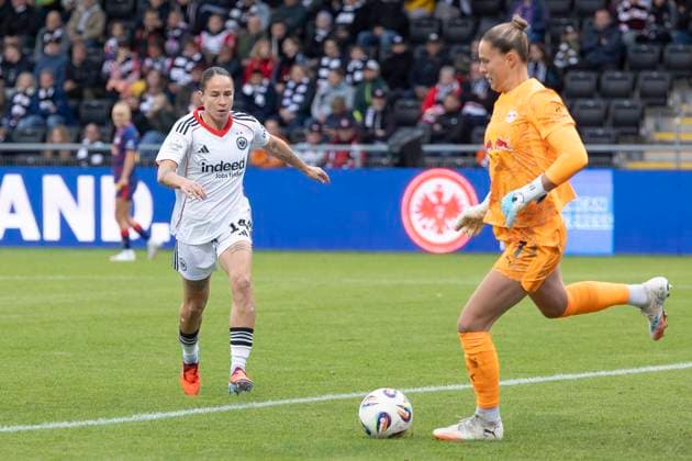 Google Pixel Womens Bundesliga Eintracht Frankfurt RB Leipzig, 22 09 2025 Geraldine Reuteler Eintracht Frankfurt 14 attacks Elvira Herzog RB Leipzig 1 , Eintracht Frankfurt RB Leipzig, Frankfurt, Stadion am Brentanobad, 22 9 2025 Copyright: xBEAUTIFULxSPORTS Gawlikx