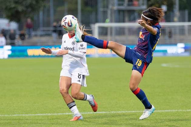 Google Pixel Womens Bundesliga Eintracht Frankfurt RB Leipzig, 22 09 2025 Mai Kadowaki RB Leipzig 15 with a high leg to spike de nBall away from Lisanne Gräwe Eintracht Frankfurt 8, Eintracht Frankfurt RB Leipzig, Frankfurt, Stadion am Brentanobad, 22 9 2025 Copyright: xBEAUTIFULxSPORTS Gawlikx