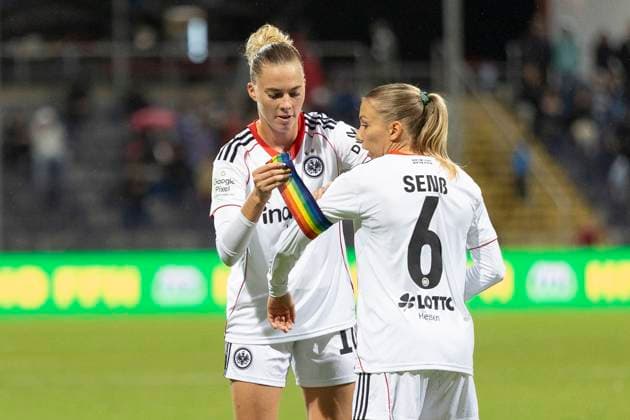 Google Pixel Womens Bundesliga Eintracht Frankfurt RB Leipzig, 22 09 2025 Laura Freigang Eintracht Frankfurt 10 hands over the captains armband to Elisa Senß Senss Eintracht Frankfurt 6 , Eintracht Frankfurt RB Leipzig, Frankfurt, Stadion am Brentanobad, 22 9 2025 Copyright: xBEAUTIFULxSPORTS Gawlikx