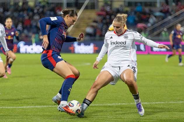 Google Pixel Womens Bundesliga Eintracht Frankfurt RB Leipzig, 22 09 2025 Giovanna Hoffmann RB Leipzig 7 Jella Veit Eintracht Frankfurt 25 in a duel for the ball, Eintracht Frankfurt RB Leipzig, Frankfurt, Stadion am Brentanobad, 22 9 2025 Copyright: xBEAUTIFULxSPORTS Gawlikx