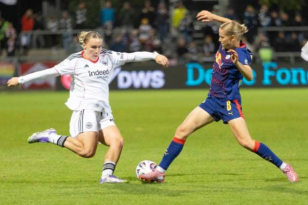 Google Pixel Womens Bundesliga Eintracht Frankfurt RB Leipzig, 22 09 2025 Emilaa Asgeirsdottir RB Leipzig 8 Jella Veit Eintracht Frankfurt 25 fighting for the ball, Eintracht Frankfurt RB Leipzig, Frankfurt, Stadion am Brentanobad, 22 9 2025 Copyright: xBEAUTIFULxSPORTS Gawlikx