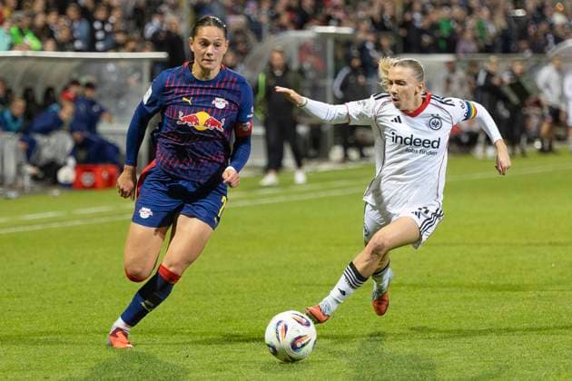 Google Pixel Womens Bundesliga Eintracht Frankfurt RB Leipzig, 22 09 2025 Giovanna Hoffmann RB Leipzig 7 Elisa Senß Senss Eintracht Frankfurt 6 in the fight for the ball, Eintracht Frankfurt RB Leipzig, Frankfurt, Stadion am Brentanobad, 22 9 2025 Copyright: xBEAUTIFULxSPORTS Gawlikx