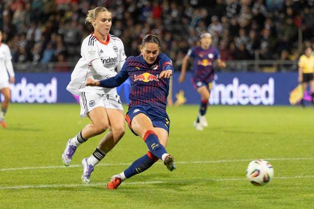 Google Pixel Womens Bundesliga Eintracht Frankfurt RB Leipzig, 22 09 2025 Giovanna Hoffmann RB Leipzig 7 shoots on goal and scores the goal to 4 3, Jella Veit Eintracht Frankfurt 25 , which she can no longer stop, Eintracht Frankfurt RB Leipzig, Frankfurt, Stadion am Brentanobad, 22 9 2025 Copyright: xBEAUTIFULxSPORTS Gawlikx