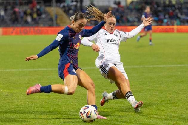 Google Pixel Womens Bundesliga Eintracht Frankfurt RB Leipzig, 22 09 2025 Gina Chmielinski RB Leipzig 10 plays the ball Lisanne Gräwe Eintracht Frankfurt 8 defends, Eintracht Frankfurt RB Leipzig, Frankfurt, Stadion am Brentanobad, 22 9 2025 Copyright: xBEAUTIFULxSPORTS Gawlikx
