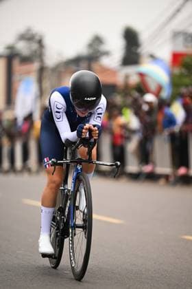 2025 UCI Road World Championships Picture by Chris Auld SWpix.com - 23 09 2025 - Cycling - 2025 UCI Road World Championships - BK Arena to Kigali Convention Centre, Kigali, Rwanda - Women Junior Individual Time Trial (ITT) Podium - Thais Poirier (France) Copyright: x xSWpix.comx(t axPhotographyxHubxLtd)xChrisxAuld SWpix.comx SWP-3030-5879