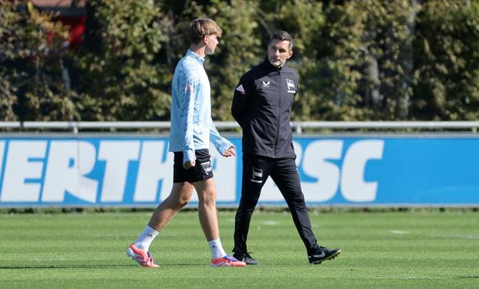 Coach Stefan Leitl talks to Kennet Eichhorn Sport Football Soccer Season 2025 2026 2 Bundesliga Men DFL 23 09 2025 Training Hertha BSC Berlin DFL regulations prohibit any use of photographs as image sequences and or quasi video