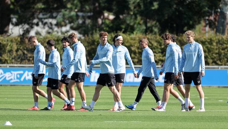 Hertha Mannschaft wechselt den Trainingsplatz Sport Fußball Fußball Saison 2025 2026 2 Bundesliga Herren DFL 23 09 2025 Training Hertha BSC Berlin DFL regulations prohibit any use of photographs as image sequences and or quasi video