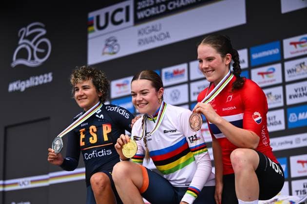 2025 UCI Road World Championships Picture by Chris Auld SWpix.com - 23 09 2025 - Cycling - 2025 UCI Road World Championships - BK Arena to Kigali Convention Centre, Kigali, Rwanda - Women Junior Individual Time Trial (ITT) Podium - Megan Arens (Netherlands) receiving the Gold Medal to become World Champion with Paula Ostiz Taco (Spain) receiving the Silver Medal and Oda Aune Gissinger (Norway) receiving the Bronze Medal Copyright: x xSWpix.comx(t axPhotographyxHubxLtd)xChrisxAuld SWpix.comx SWP-3030-6068