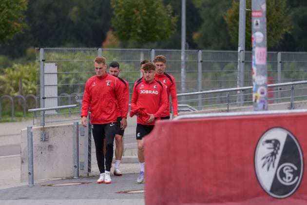 Philipp Lienhart SC Freiburg, 03 , Anthony Jung SC Freiburg, 05 , Philipp Treu SC Freiburg, 29 , Patrick Osterhage SC Freiburg, 06 , last media training session of SC Freiburg before the first Europa League match in the league phase, Germany, Football, UEFA Europa League, Matchday 1, 2025 2026, SC Freiburg vs FC Basel, 23 09 2025, last media training session of SC Freiburg before the first Europa League match in the league phase, Europa Park Stadion, Freiburg, Germany Freiburg Europa Park Stadion Baden Württemberg Germany Copyright: xArnexAmbergx
