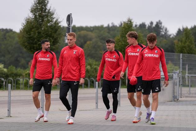Anthony Jung SC Freiburg, 05 , Philipp Lienhart SC Freiburg, 03 , Lukas Kübler Lukas Kuebler SC Freiburg, 17 , Patrick Osterhage SC Freiburg, 06 , Philipp Treu SC Freiburg, 29 , last media training session of SC Freiburg before the first Europa League match in the league phase, Germany, Soccer, UEFA Europa League, Matchday 1, 2025 2026, SC Freiburg vs FC Basel, 23 09 2025, last media training session of SC Freiburg before the first Europa League match in the league phase, Europa Park Stadion, Freiburg, Germany Freiburg Europa Park Stadion Baden Württemberg Germany Copyright: xArnexAmbergx