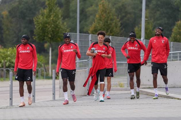 Bruno Ogbus SC Freiburg, 43 , Johan Manzambi SC Freiburg, 44 , Derry Scherhant SC Freiburg, 07 , Junior Adamu SC Freiburg, 20 , Jordy Makengo SC Freiburg, 33 , last media training session of SC Freiburg before the first Europa League match in the league phase, Germany, Football, UEFA Europa League, 1 matchday, 2025 2026, SC Freiburg vs FC Basel, 23 09 2025, last media training session of SC Freiburg before the first Europa League match in the league phase, Europa Park Stadion, Freiburg, Germany Freiburg Europa Park Stadion Baden Württemberg Germany Copyright: xArnexAmbergx
