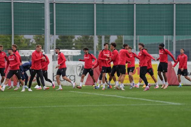 The team on the training pitch, last media training session of SC Freiburg before the first Europa League match in the league phase, Germany, Football, UEFA Europa League, Matchday 1, 2025 2026, SC Freiburg vs FC Basel, 23 09 2025, last media training session of SC Freiburg before the first Europa League match in the league phase, Europa Park Stadion, Freiburg, Germany Freiburg Europa Park Stadion Baden Württemberg Germany Copyright: xArnexAmbergx