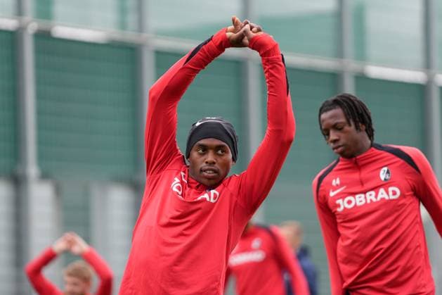 Junior Adamu SC Freiburg, 20 in the background Johan Manzambi SC Freiburg, 44 , last media training session of SC Freiburg before the first Europa League match in the league phase, Germany, Football, UEFA Europa League, Matchday 1, 2025 2026, SC Freiburg vs FC Basel, 23 09 2025, last media training session of SC Freiburg before the first Europa League match in the league phase, Europa Park Stadion, Freiburg, Germany Freiburg Europa Park Stadion Baden Württemberg Germany Copyright: xArnexAmbergx