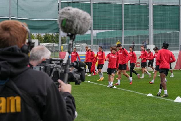 The training is accompanied by the media, camera, TV, stream, coverage, last media training of SC Freiburg before the first Europa League match in the league phase, Germany, Football, UEFA Europa League, 1 matchday, 2025 2026, SC Freiburg vs FC Basel, 23 09 2025, last media training of SC Freiburg before the first Europa League match in the league phase, Europa Park Stadion, Freiburg, Germany Freiburg Europa Park Stadion Baden Württemberg Germany Copyright: xArnexAmbergx