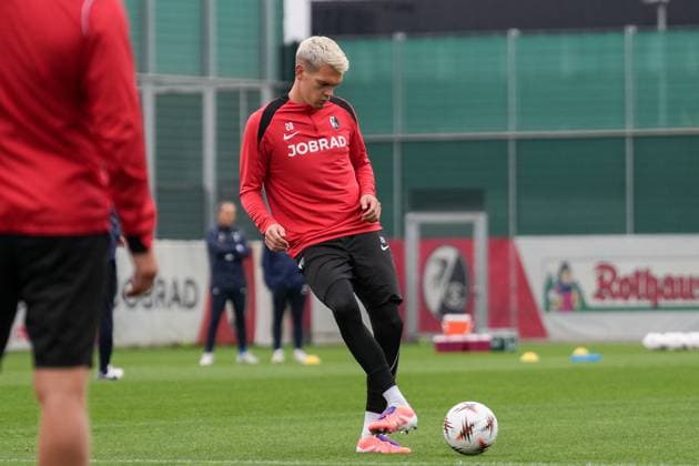 Matthias Ginter SC Freiburg, 28 on the ball , last media training session of SC Freiburg before the first Europa League match in the league phase, Germany, Football, UEFA Europa League, 1 matchday, 2025 2026, SC Freiburg vs FC Basel, 23 09 2025, last media training session of SC Freiburg before the first Europa League match in the league phase, Europa Park Stadion, Freiburg, Germany Freiburg Europa Park Stadion Baden Württemberg Germany Copyright: xArnexAmbergx