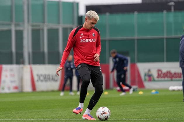 Matthias Ginter SC Freiburg, 28 on the ball , last media training session of SC Freiburg before the first Europa League match in the league phase, Germany, Football, UEFA Europa League, 1 matchday, 2025 2026, SC Freiburg vs FC Basel, 23 09 2025, last media training session of SC Freiburg before the first Europa League match in the league phase, Europa Park Stadion, Freiburg, Germany Freiburg Europa Park Stadion Baden Württemberg Germany Copyright: xArnexAmbergx