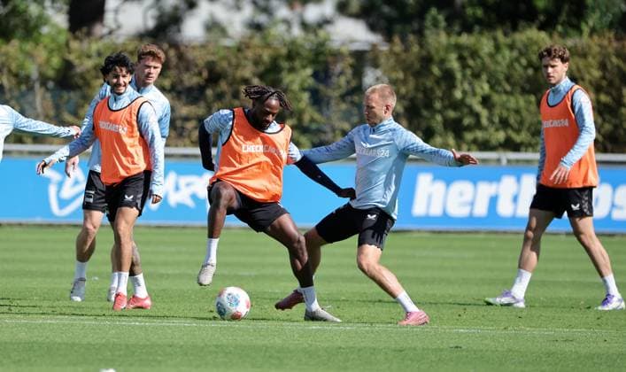 Deyovaisio Zeefuik, Jon Dagur Thorsteinsson duel match scene action sport soccer soccer season 2025 2026 2 Bundesliga men DFL 23 09 2025 Training Hertha BSC Berlin DFL regulations prohibit any use of photographs as image sequences and or quasi video