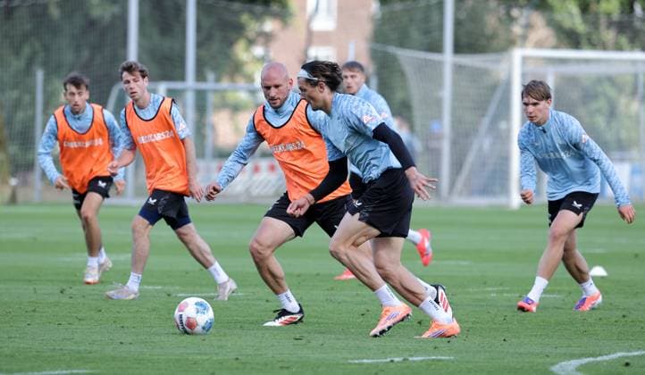 Toni Leistner, Fabian Reese duel match scene action sport football soccer season 2025 2026 2 Bundesliga men DFL 23 09 2025 Training Hertha BSC Berlin DFL regulations prohibit any use of photographs as image sequences and or quasi video