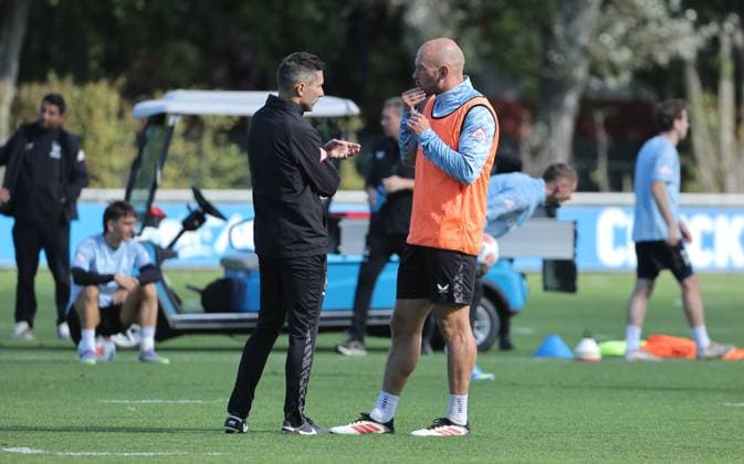 Coach Stefan Leitl talks to Toni Leistner Sport Football Soccer Season 2025 2026 2 Bundesliga Men DFL 23 09 2025 Training Hertha BSC Berlin DFL regulations prohibit any use of photographs as image sequences and or quasi video