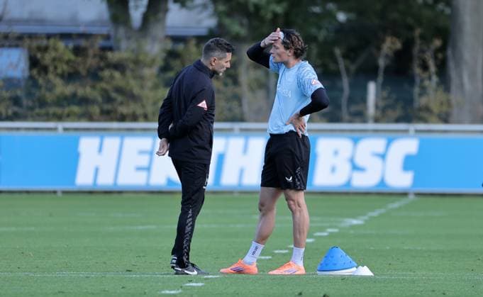 Coach Stefan Leitl talks to Fabian Reese Sport Football Soccer Season 2025 2026 2 Bundesliga Men DFL 23 09 2025 Training Hertha BSC Berlin DFL regulations prohibit any use of photographs as image sequences and or quasi video