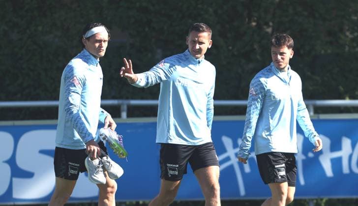 Fabian Reese, Paul Seguin greets the fans, Diego Demme Sport Fußball Fußball Saison 2025 2026 2 Bundesliga Herren DFL 23 09 2025 Training Hertha BSC Berlin DFL regulations prohibit any use of photographs as image sequences and or quasi video